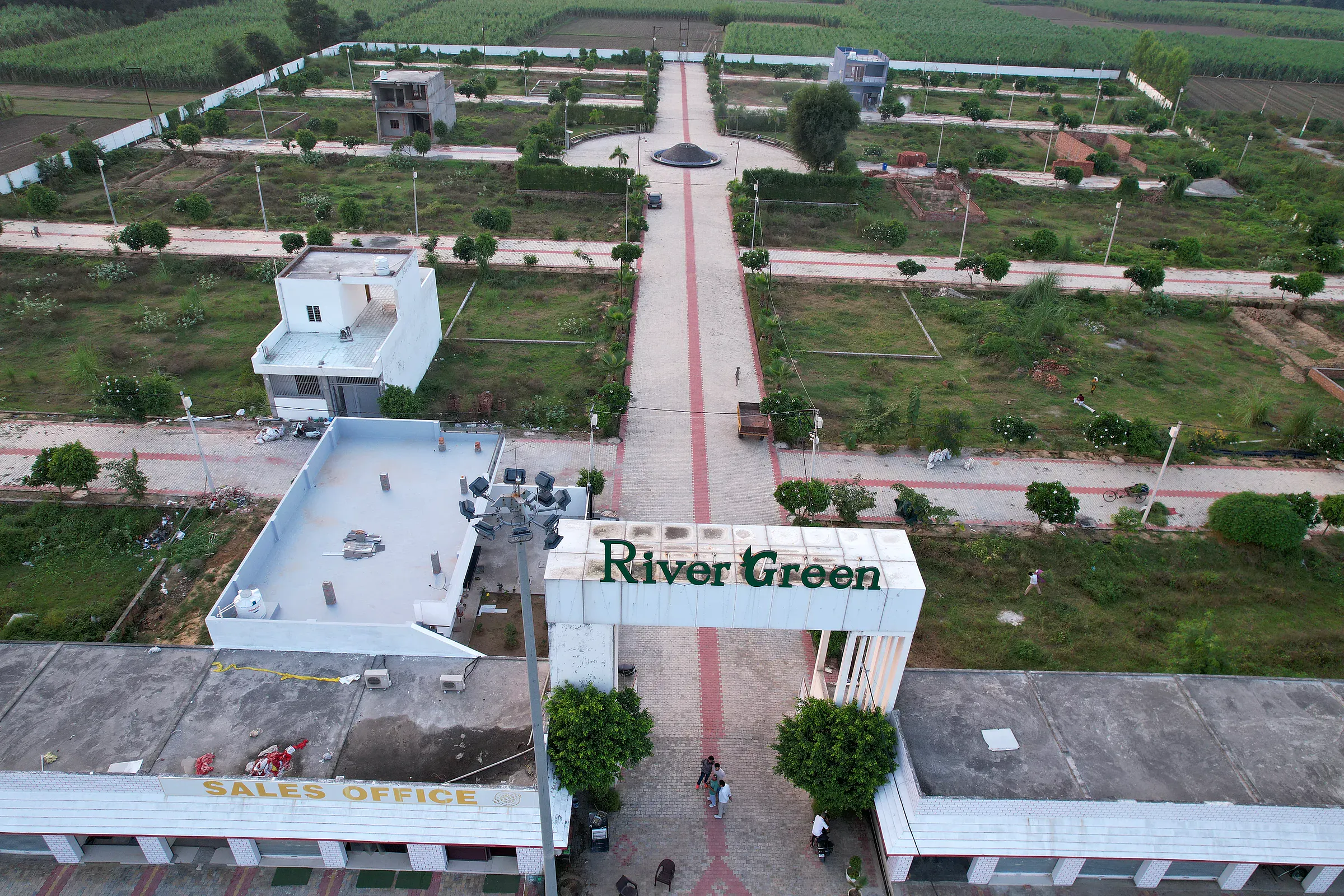 River Green Society from above the entrance arch and sales office, looking down the central boulevard to the fountain roundabout