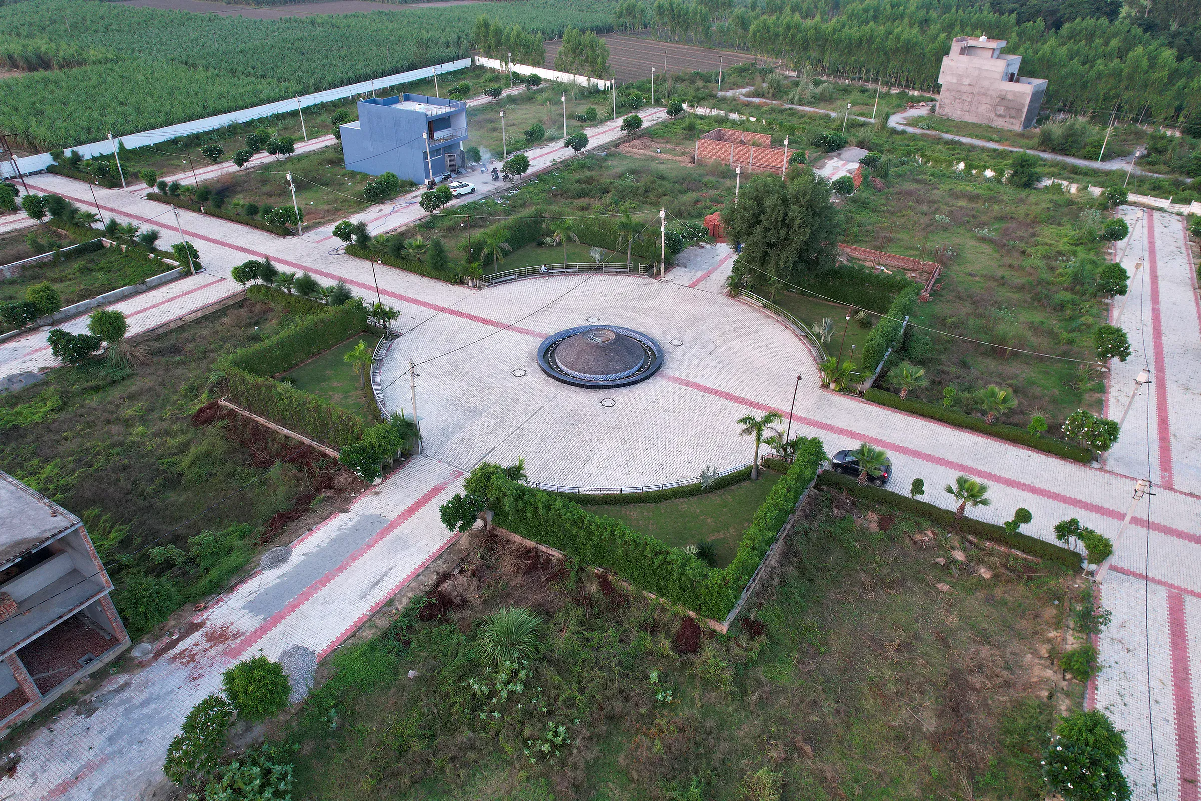 River Green Society: the landscaped fountain roundabout where the internal roads meet, framed by clipped hedges