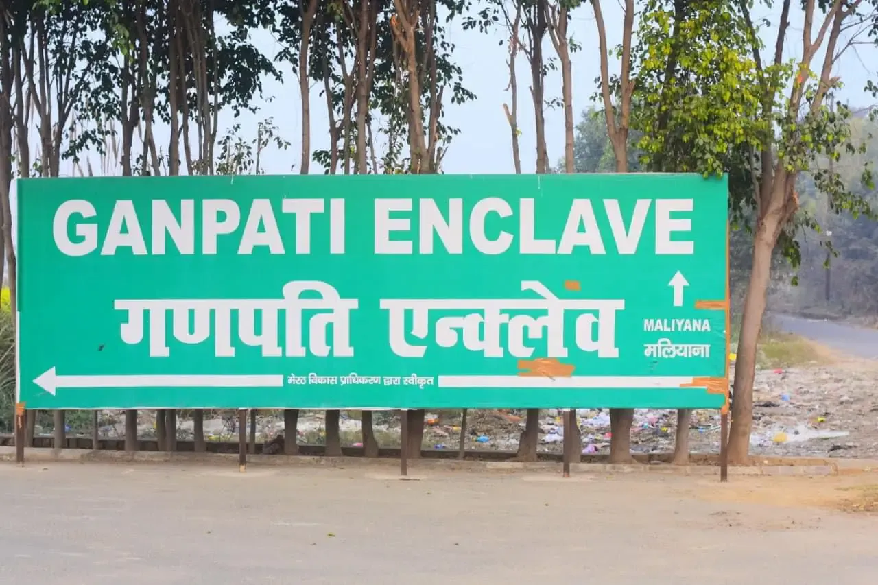 Ganpati Enclave direction signboard in English and Hindi